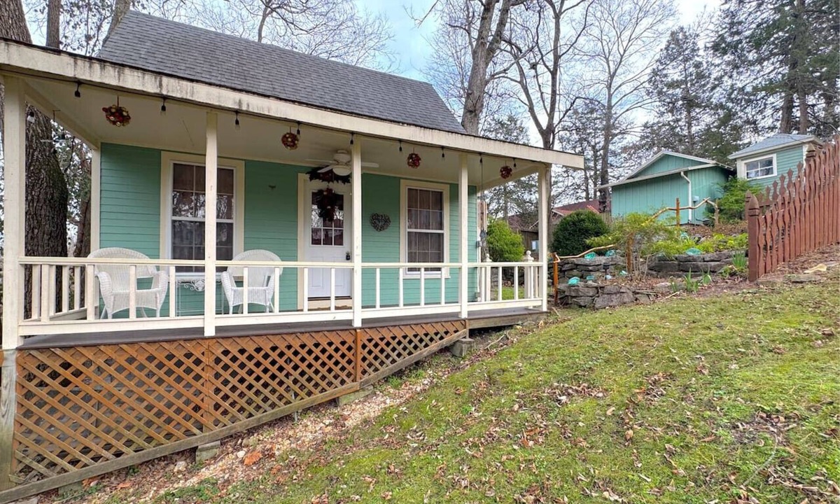 Eureka Springs Historic District Bed & Breakfast | Blue Crystal Hideaway BnB