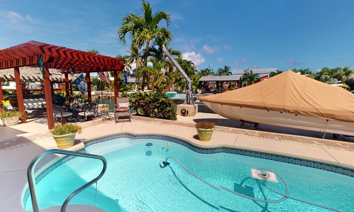 Big Coppitt Key House | Blue Gem - Waterfront Luxury - Tiki Bar - Pool - Boat Dock - 4BD/3Bath