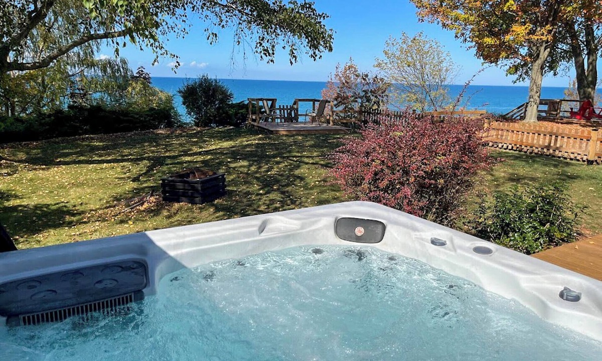 Dashwood Cottage | Blue Haven Lakehouse, Lakefront Hot Tub