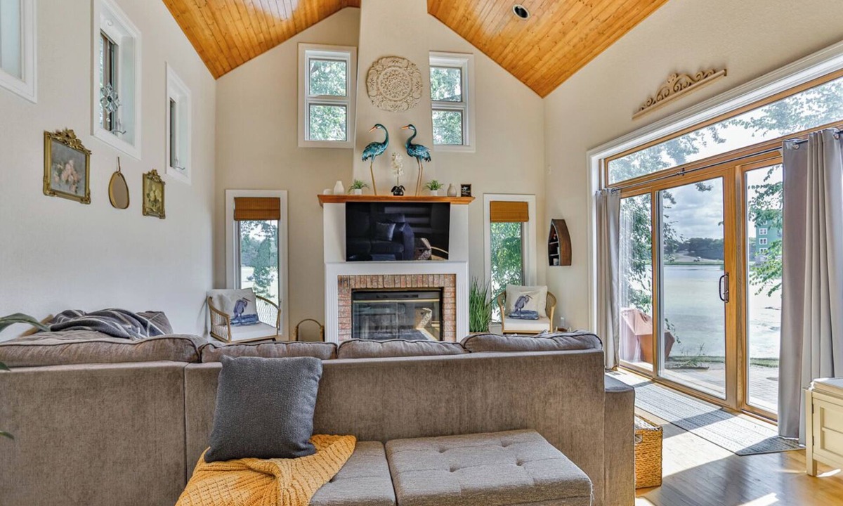 Schofield House | Blue Heron Oar’asis- 3BR Riverfront Hot Tub+ Kayaks