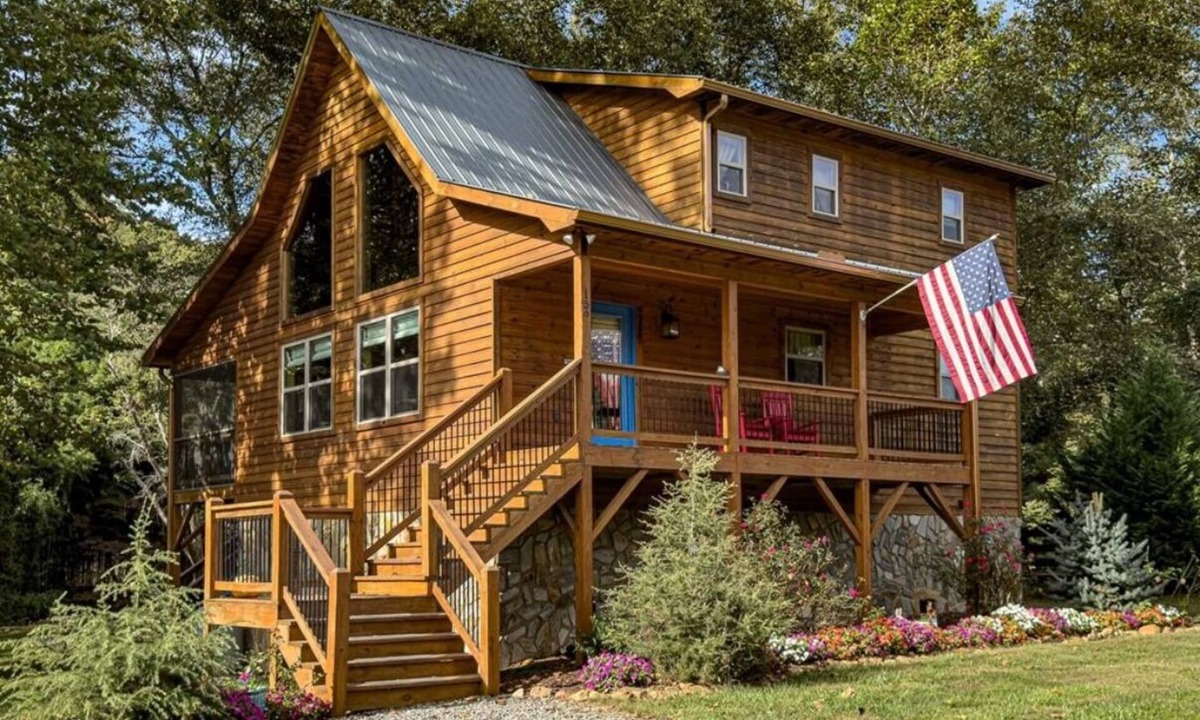 Murphy Cabin | Blue Jay Riverfront cozy cabin along the Nottley River in Murphy, North Carolina