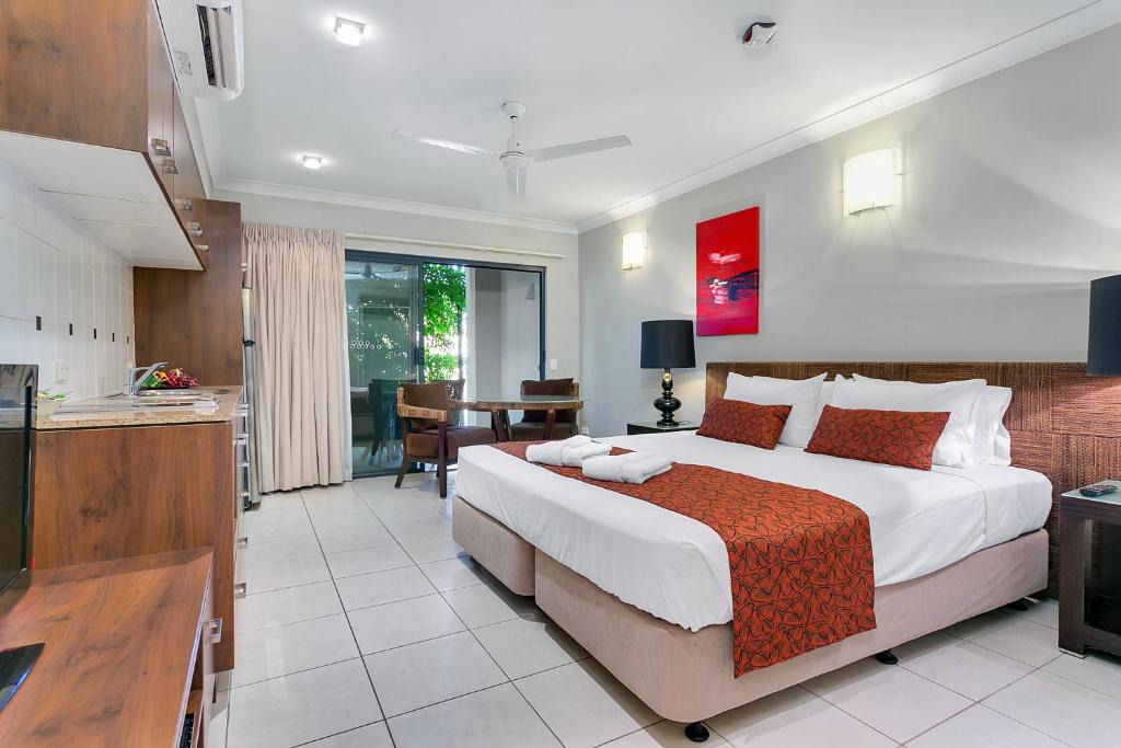 Trinity Beach Apartment | Blue Lagoon Lakeside Studio
