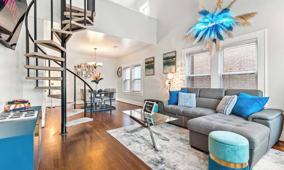 Montrose Condo | Blue Luxe| Pool Tbl| Sleeps 6+ | 10 Min Downtown
