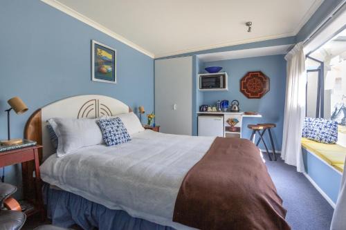 Collingwood House | Blue moon