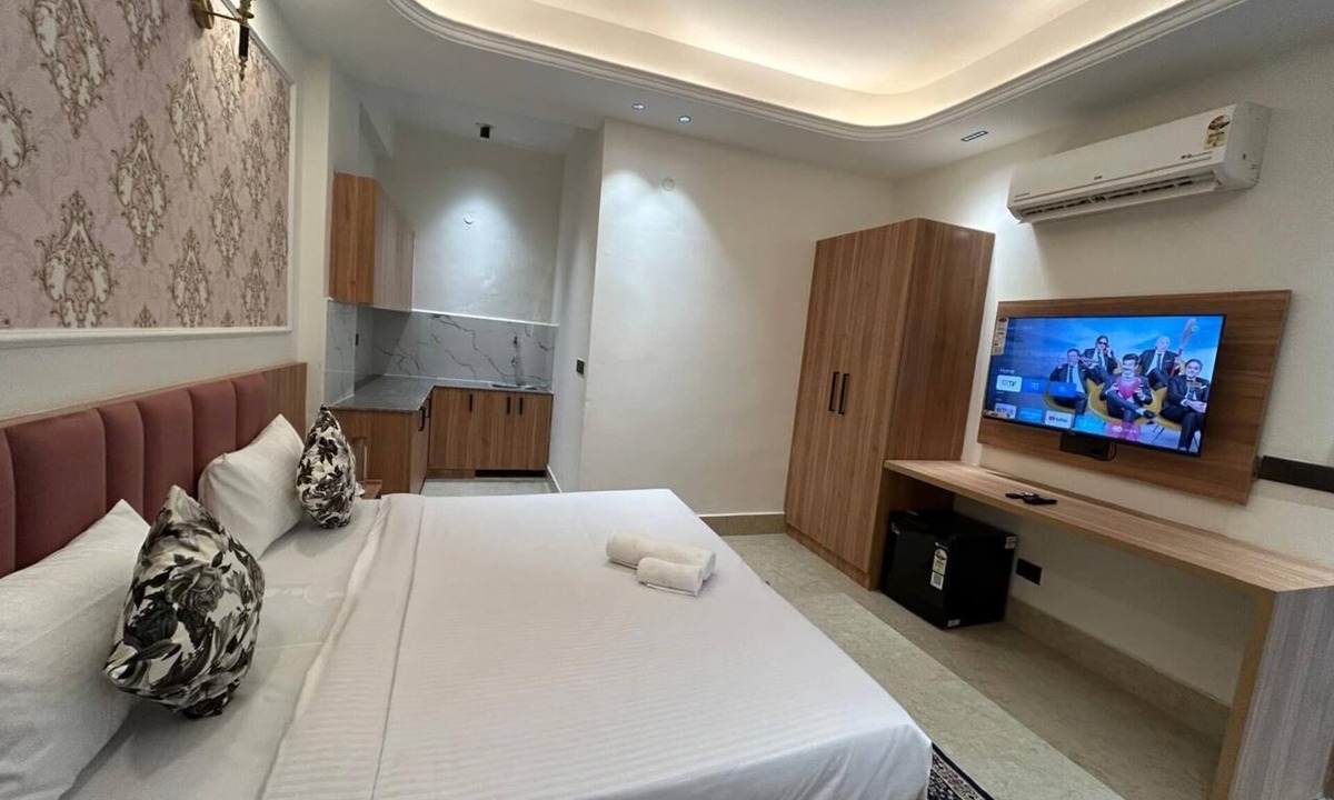 DLF Phase 5 Hotel | Blue Moon Residency Sector 53 Gurgaon