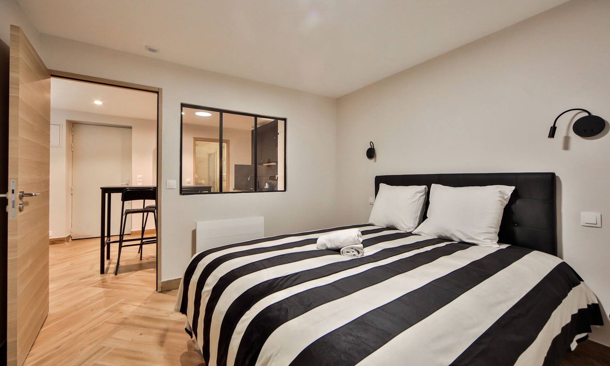Quartier Saint-Ambroise Hotel | Blue Night International 49