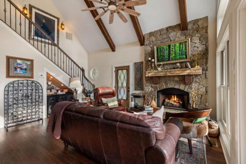 Talking Rock House | Blue Raven Lodge