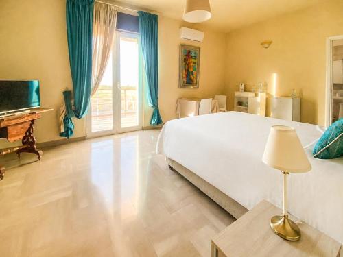 Bitonto House | Blue Room - Camera Matrimoniale con Garage Privato