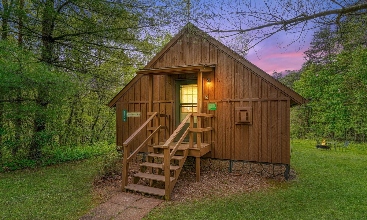 Logan Cabin | Blue Rose Cabins - Country Cottage