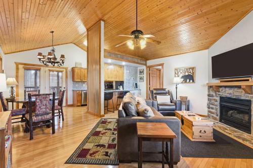 Reeds Spring House | Blue Sky Lodge For 4