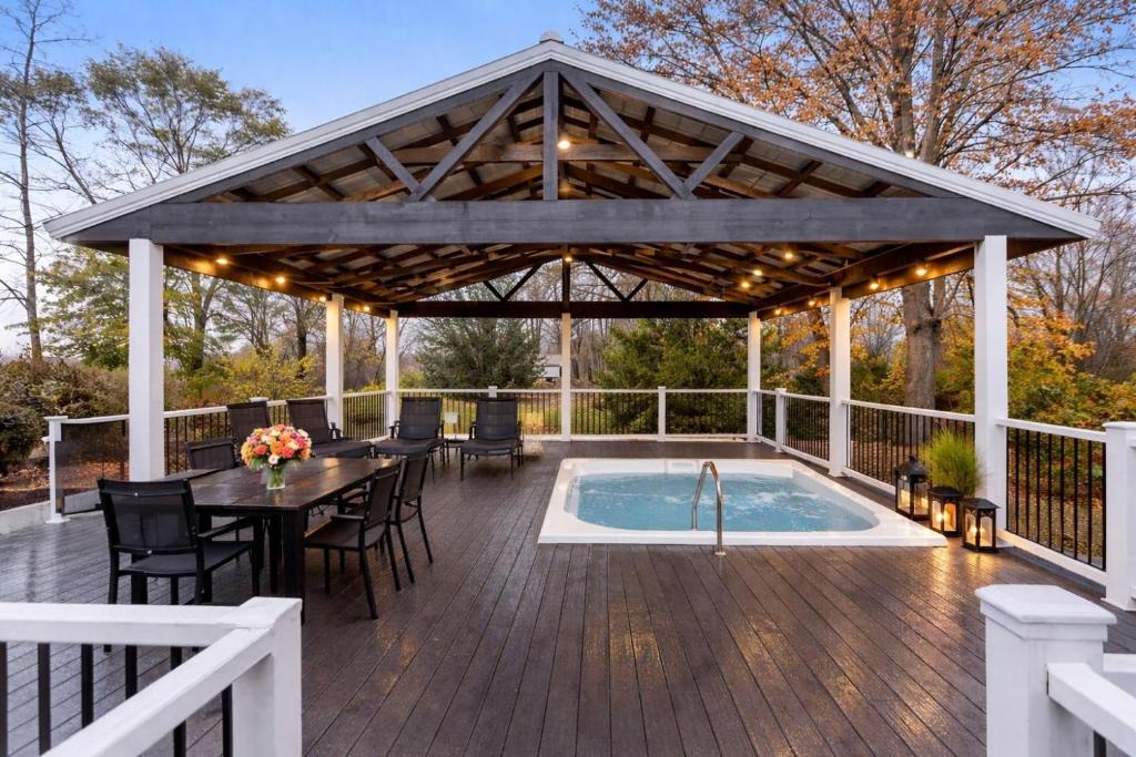 Douglas Hotel | Blue Star 2 Location Location 12 person hot tub