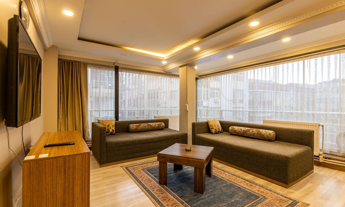 Sirinevler Mahallesi House | Blue Suit