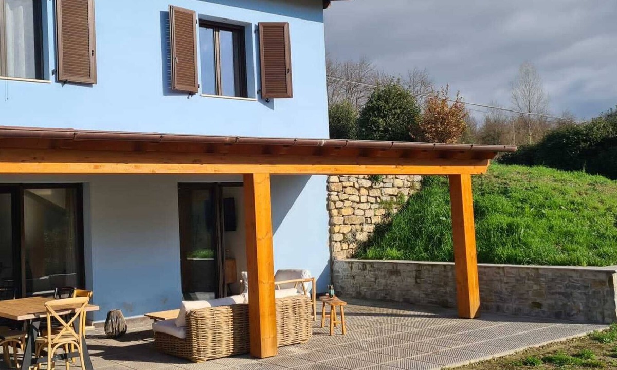 Terranuova Bracciolini House | Blue villa surrounded by greenery between Arezzo Florence and Siena
