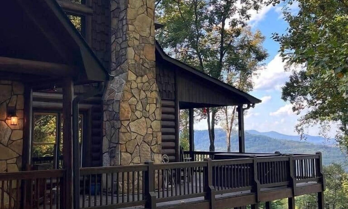 Morganton House | Blue View Lodge | Mountain Views & Movie Theater
