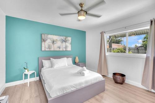 Dania Beach House | Blue Wave Bungalow - 1 1 - Stylish