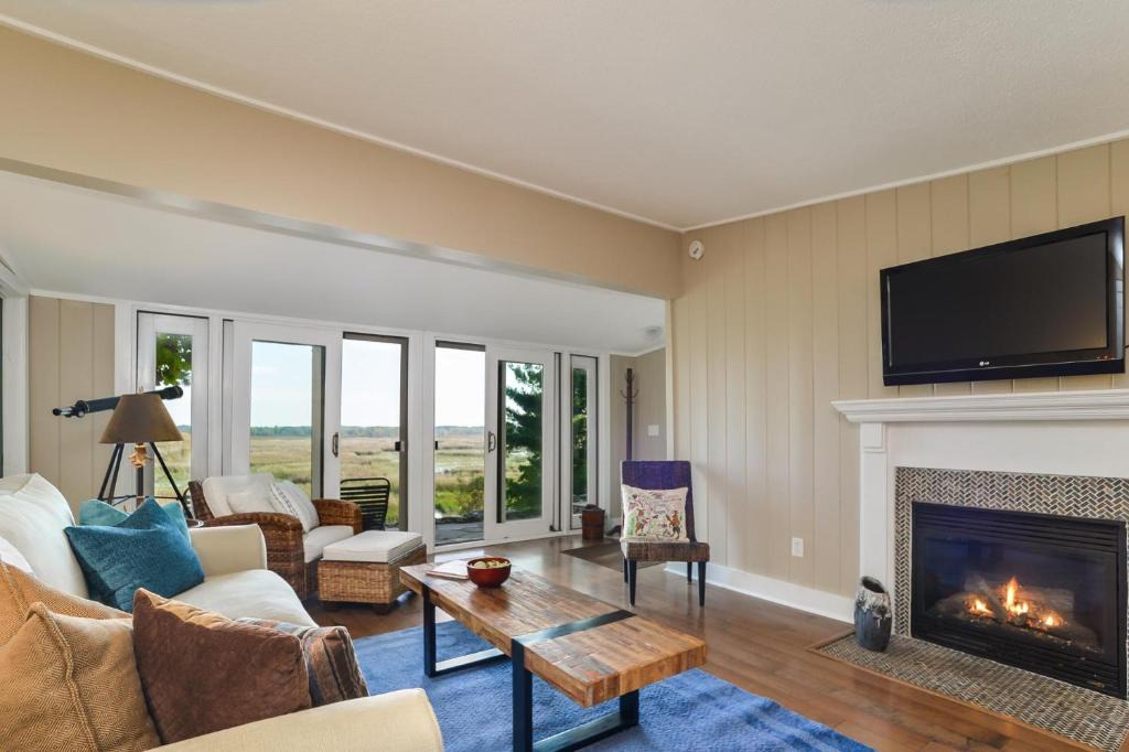 Saugatuck House | Blue Zen overlooking nature filled buoy beauty