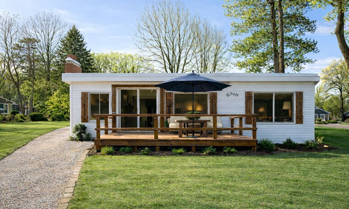 Castile Cottage | Bluebird Cottage on Silver Lake near Letchworth State Park Entrance