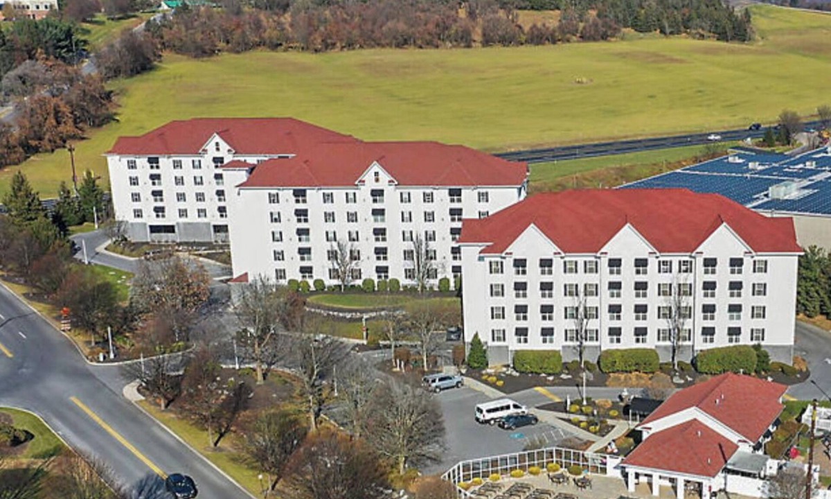 Hershey Resort | BlueGreen Resort 2 bedroom suite in Hershey. With indoor and outdoor pools