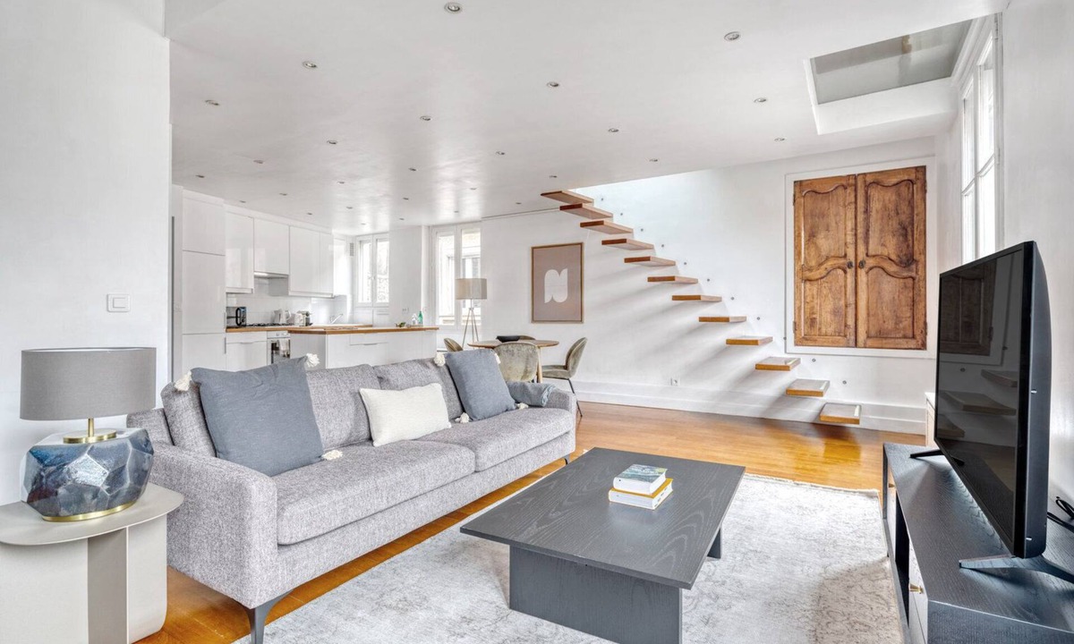 7th Arrondissement Apartment | Blueground | Arc de Triomphe, nr shops