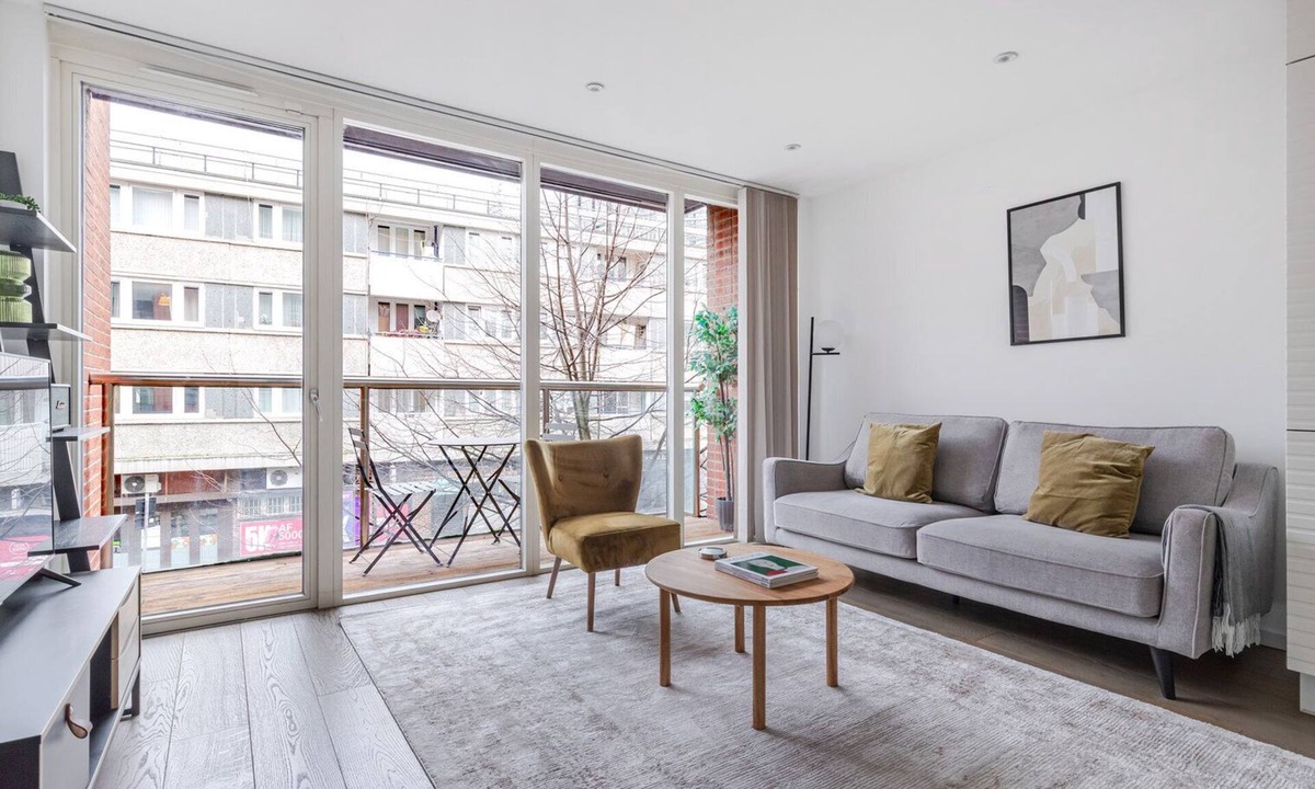 Bunhill Apartment | Blueground | Finsbury, balcony, nr Museum