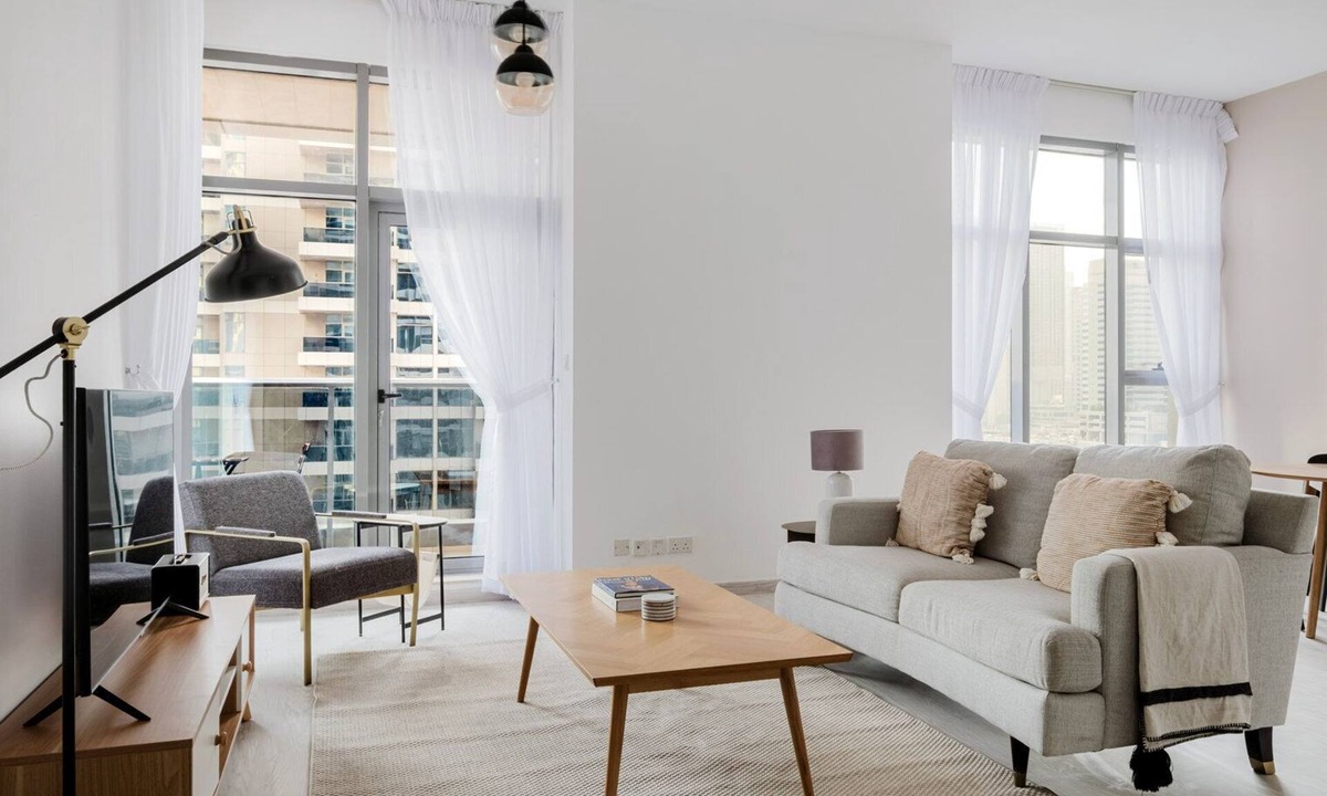 Jumeirah Lake Towers Apartment | Blueground | JLT, pool, nr Dubai Marina