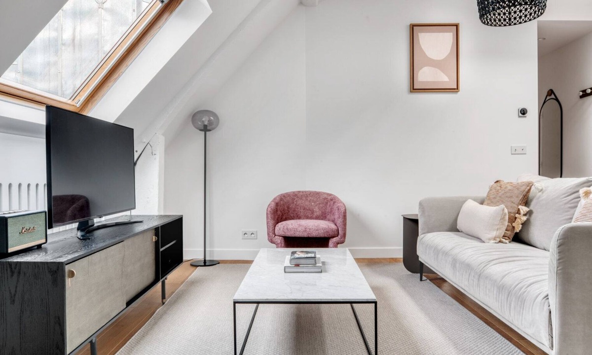 1st Arrondissement Apartment | Blueground | Louvre, elevator, nr rue de Rivoli