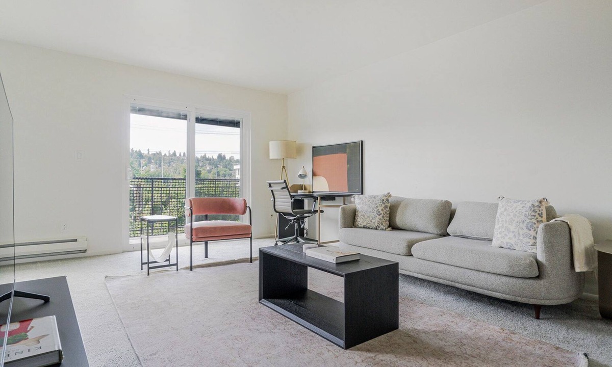 North Queen Anne Apartment | Blueground | North Queen Anne, balcony, nr Kerry Park
