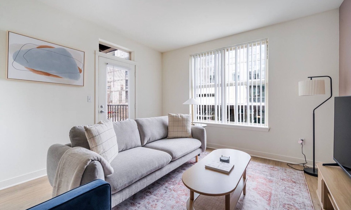 Northwest Bellevue Apartment | Blueground | Northwest Bellevue, balcony, nr Bellevue Park