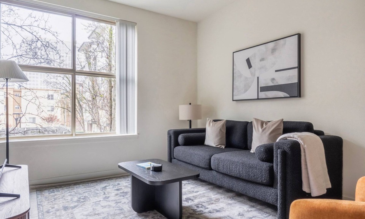 Northwest Bellevue Apartment | Blueground | Northwest Bellevue, fitness center, nr Bellevue Park