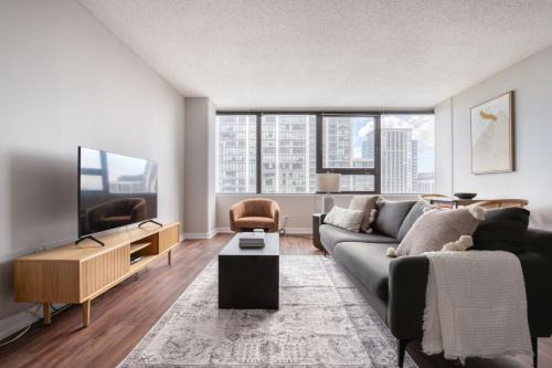 South Loop Apartment | Blueground S Loop rooftop walk to Grant Park CHI-1082
