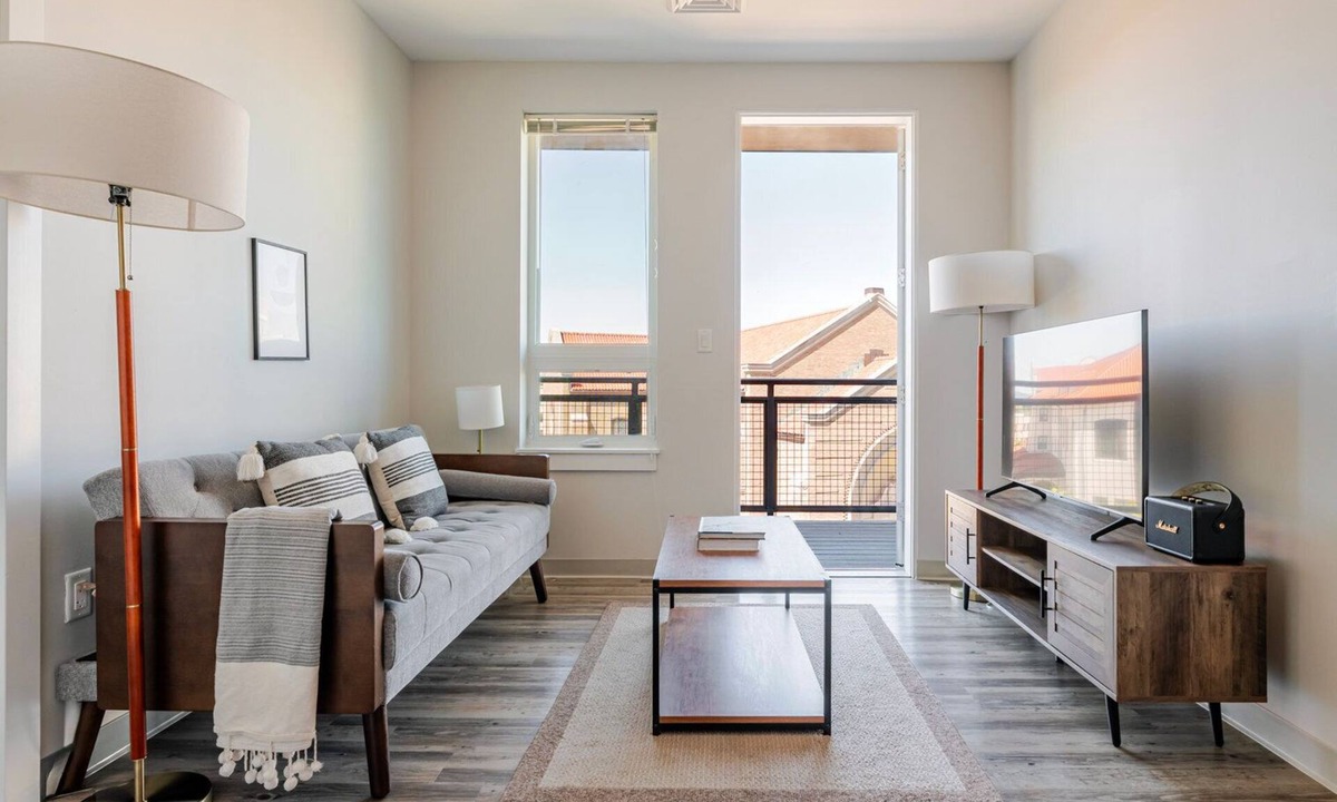 St. Elizabeth's Apartment | Blueground | St. Elizabeth's, balcony, nr Boston Park