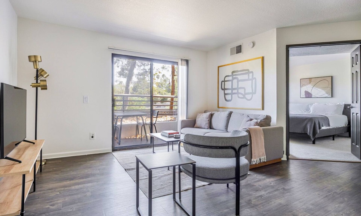 Studio City Apartment | Blueground | Studio City, jacuzzi, nr Griffith Park