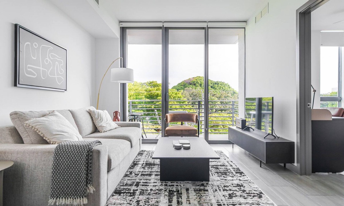 Northeast Miami Apartment | Blueground | Upper East Side, pool, nr Biscayne Bay