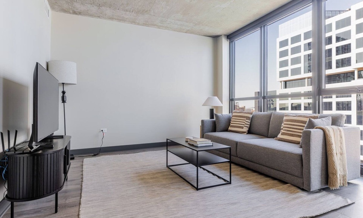 Near West Side Apartment | Blueground | West Loop, pool & gym, nr park