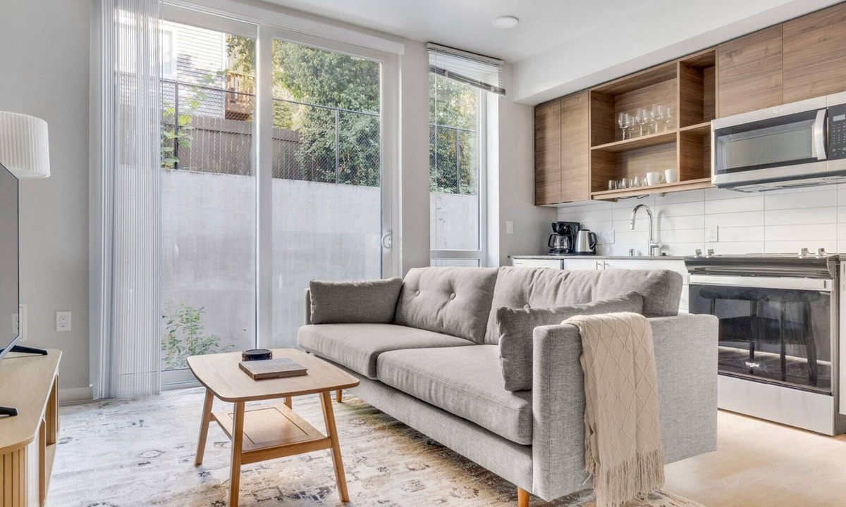 West Queen Anne Apartment | Blueground | West Queen Anne, balcony, nr Kerry Park
