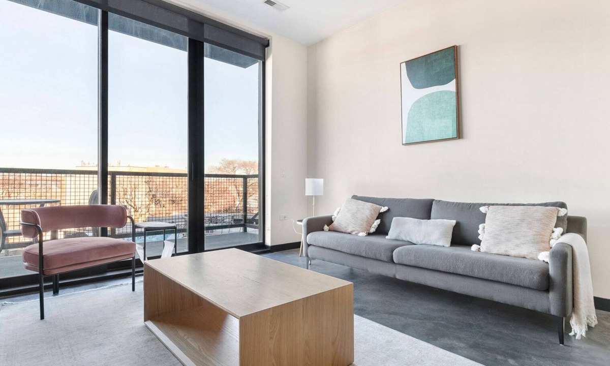 Wicker Park Apartment | Blueground | Wicker Park, rooftop, nr Humboldt Park