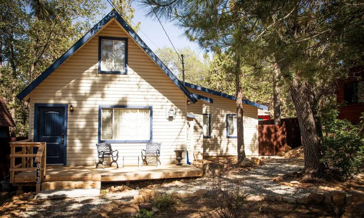Sugarloaf Ski Chalet | BlueJay Chalet - Cozy Modern Cabin - Sleeps 6!