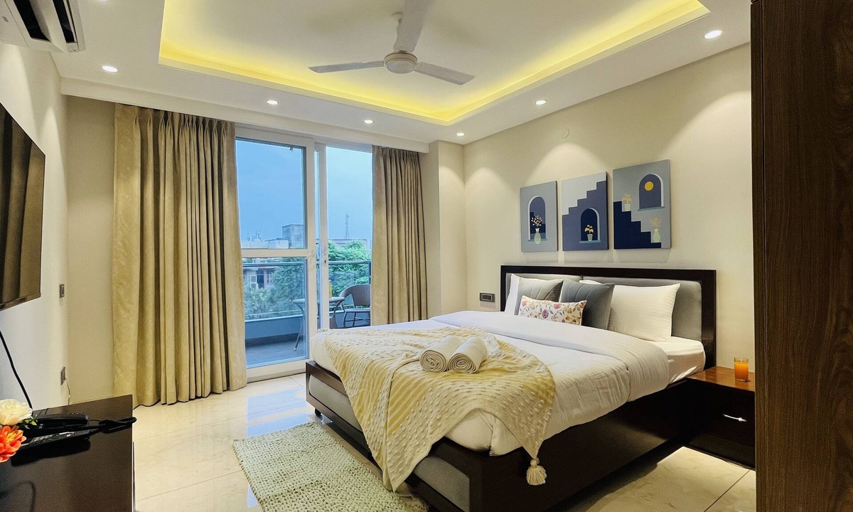 Sector 14 Hotel | BluO 1BHK Suite - Balcony, Lift, Gym, Parking