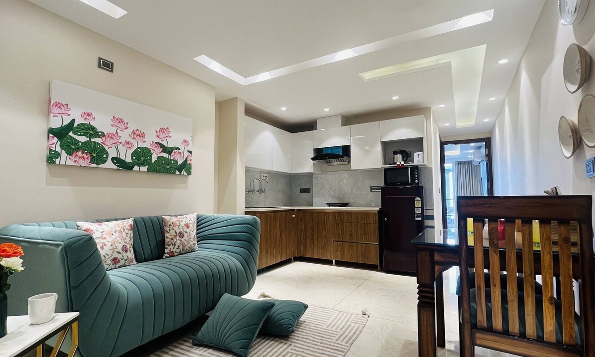 Sector 14 Hotel | BluO 1BHK Suite - Balcony, Lift, Gym, Parking, TT