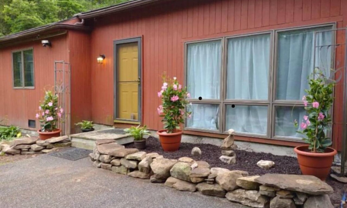 Coventry Apartment | BnB “GetAway” 600sf studio Wooded, Trails, UConn, quiet, Clean 5⭐️ Coventry 3 pp