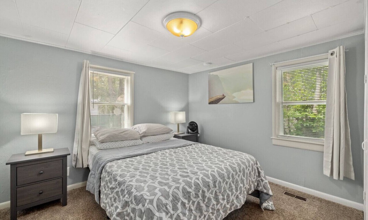 Central - Terry House | Bo`s Private 1BR Guesthouse Retreat | Hot Tub Sauna Gym