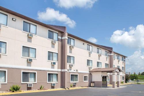 Waterloo Hotel | Boarders Inn & Suites by Cobblestone Hotels Waterloo Cedar Falls