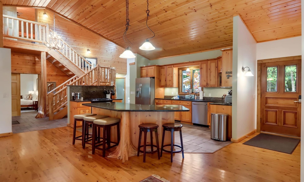 Mayfield Apartment | Boardman Monarch Upscale River Lodge HOT Tub!
