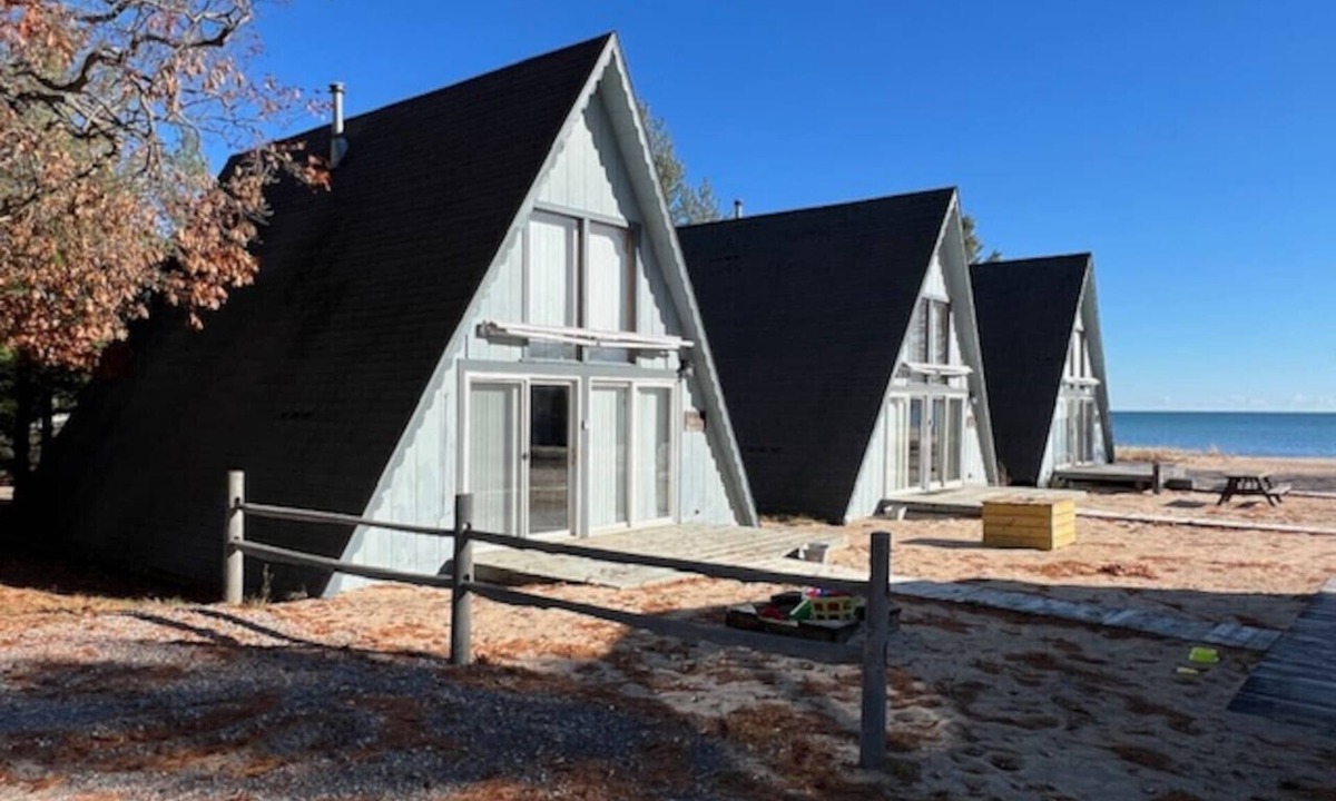 Oscoda Cabin | Boardwalk Beach 2 - Beachfront