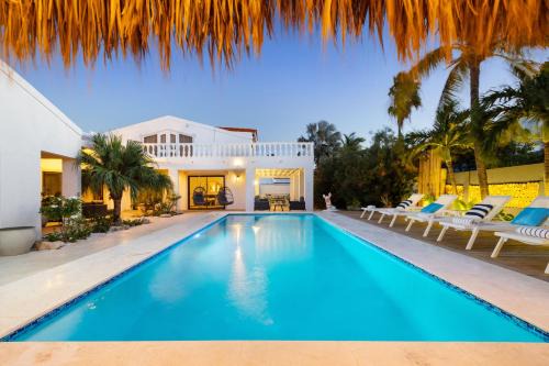 Bakval Villa | Bocobay Beach House with Pool