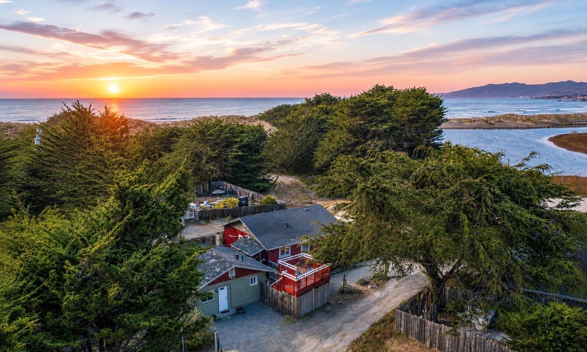 Salmon Creek House | Bodega Bay Beach House! Walk to Beach Hot Tub Guest Studio Dog-OK!