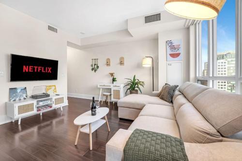 Toronto Entertainment District House | Boho 2bdrm Sleeps 6 near Rogers MTCC Union CN tower