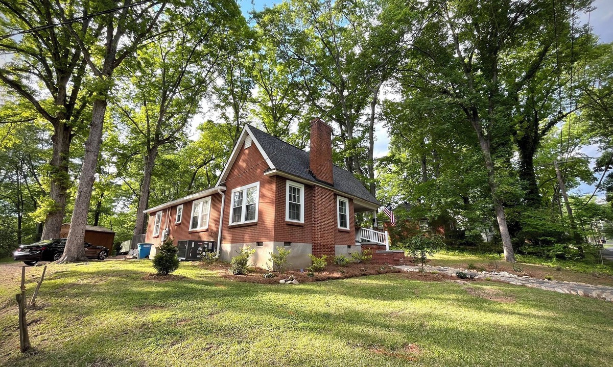 Fort Mill House | Boho Bungalow - 4 King Beds - Heart of Fort Mill