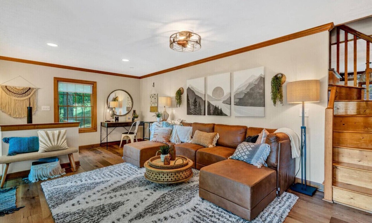 High Point House | Boho Bungalow- Chic cabin with great private deck , dock and fire pit