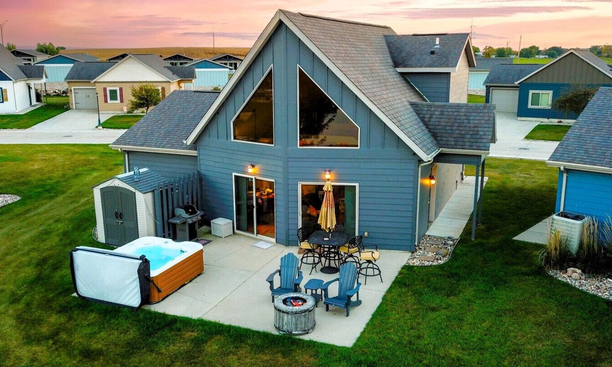 Arnolds Park House | BOHO Bungalow on the Pond w/Hot Tub